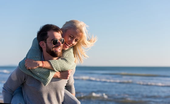 vecteezy_couple-having-fun-at-beach-during-autumn_12646475